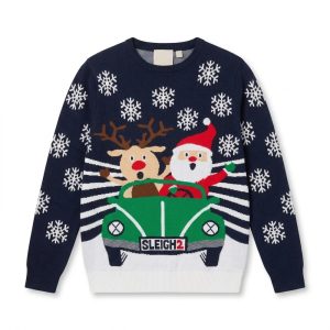Julstickad tröja med ren och jultomten som kör