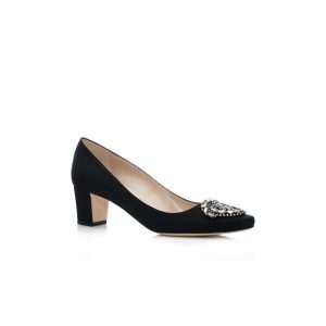 Okkato Svarta pumps i crêpe de chine med smyckespänne